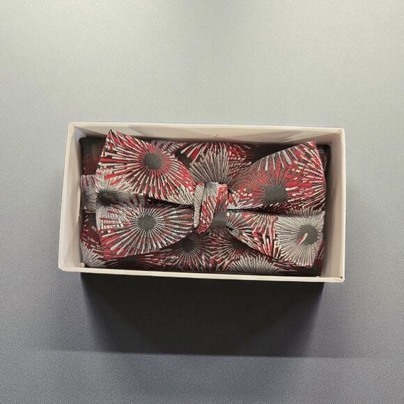 STACY ADAMS BURGUNDY SILVER BLACK FASHION BOXED BOW TIE & POCKET SQUARE SET. - Picture 1 of 5